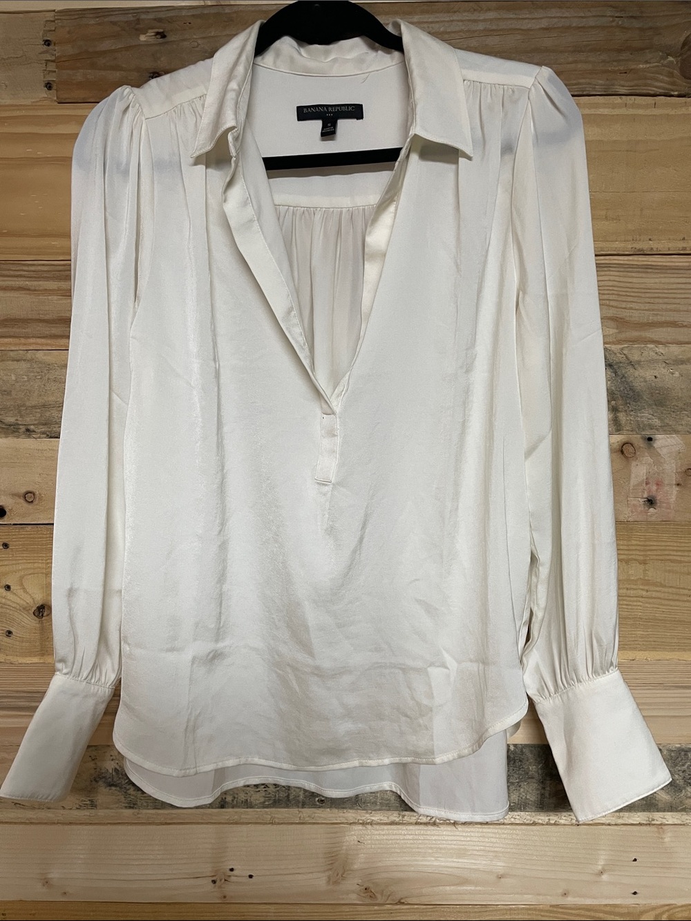 Banana Republic size Small Cream Color Soft Long Sleeve Silk Lightweight Blouse